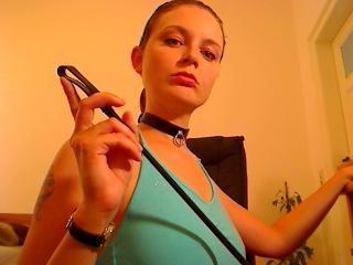 Latex Domina Maribelle erzieht im Cam Chat